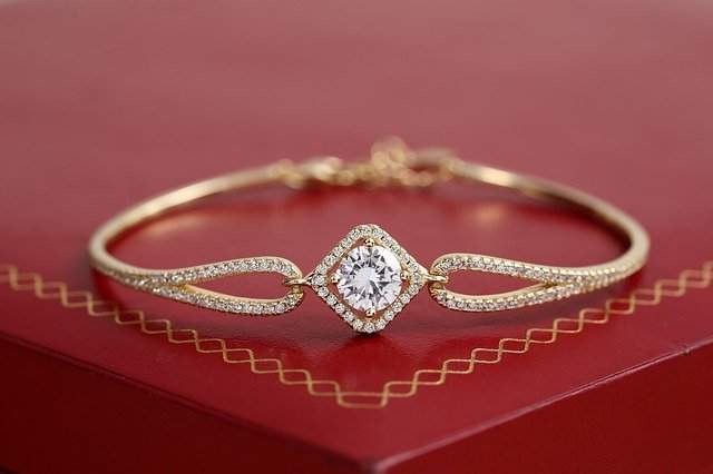 Mom's wedding gold bangle 